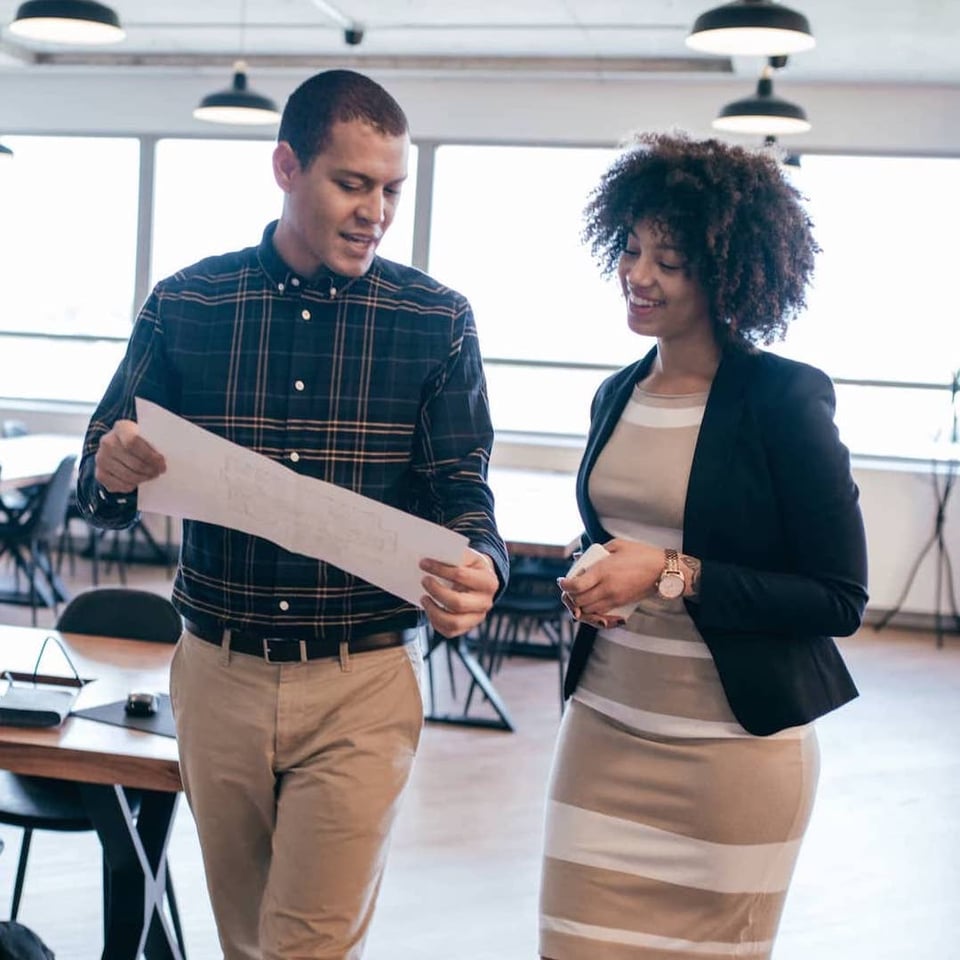 two people discussing managed it plan